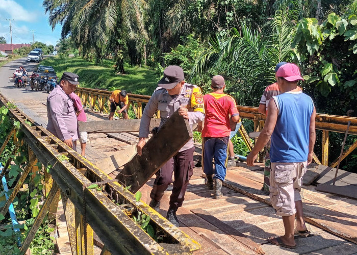 Patut Dicontoh, Polisi dan Warga Perbaiki Jembatan Bailey Rusak