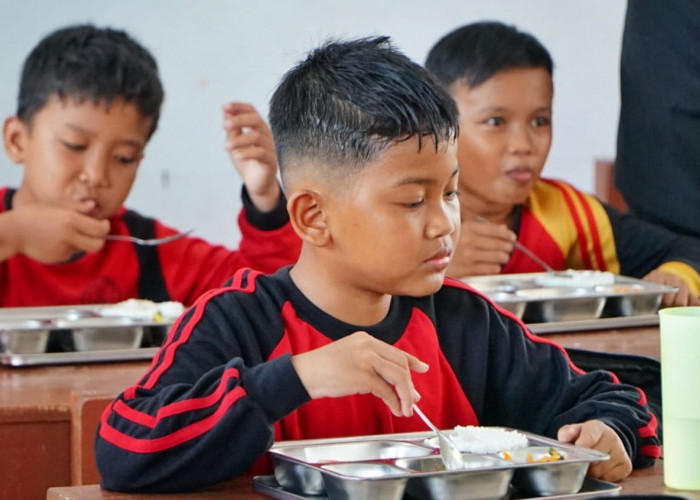 Program MBG di SDN 75 Kota Bengkulu, Pemprov Minta MBG Dilaksanakan di Kabupaten