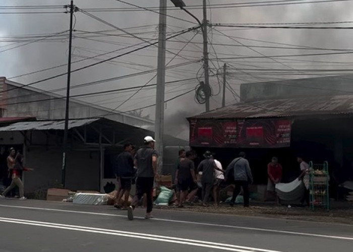 2 Ruko Terbakar di Jalan Irian Kota Bengkulu, 9 Unit Mobil Damkar dan Water Cannon Padamkan Api
