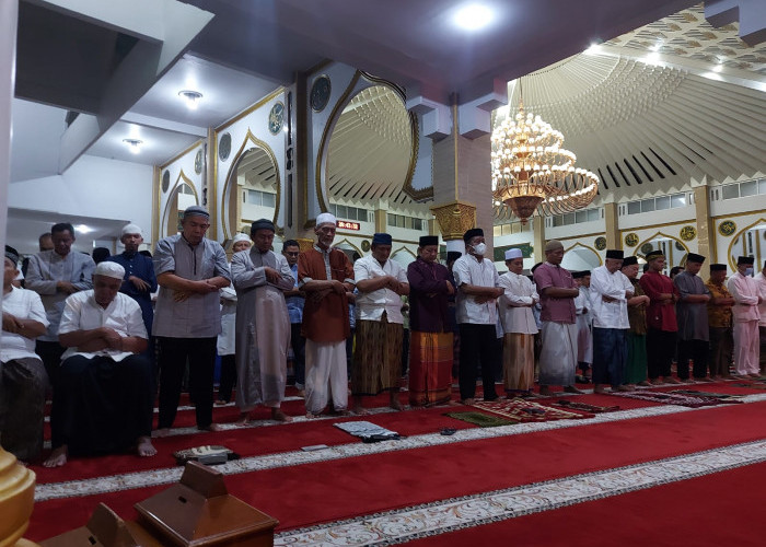 Sholat Taraweh di Baitul Izzah, Gubernur Ajak Masyarakat Semarak Sambut Ramadhan 