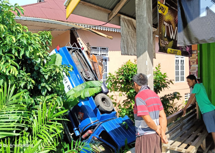 Diduga Rem Bermasalah, Truk Pertamina Tabrak Rumah Warga Dusun Baru