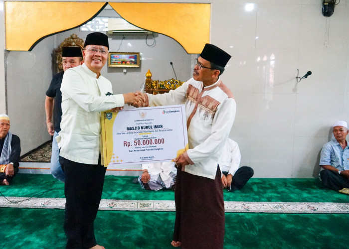 Gubernur Bengkulu Rohidin, Serahkan Bantuan untuk Masjid  Nurul Iman Desa Batu Lambang di Bengkulu Selatan