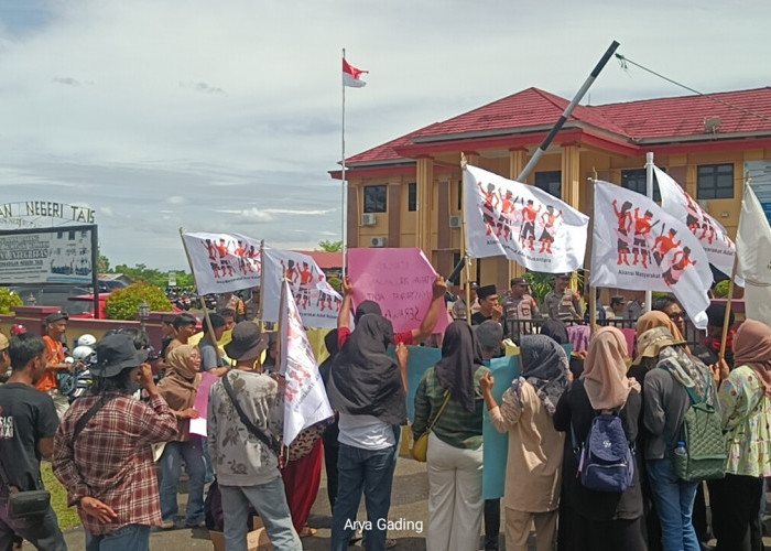 Bentang Nasi Jambar di Depan PN Tais, Massa AMAN Kawal Sidang Kasus Pencurian TBS PTPN VII Talo-Pino
