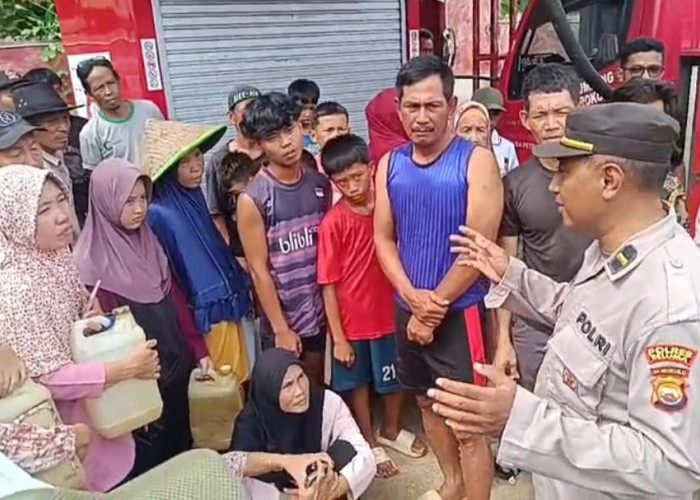 Suasana antre BBM di Seluma
