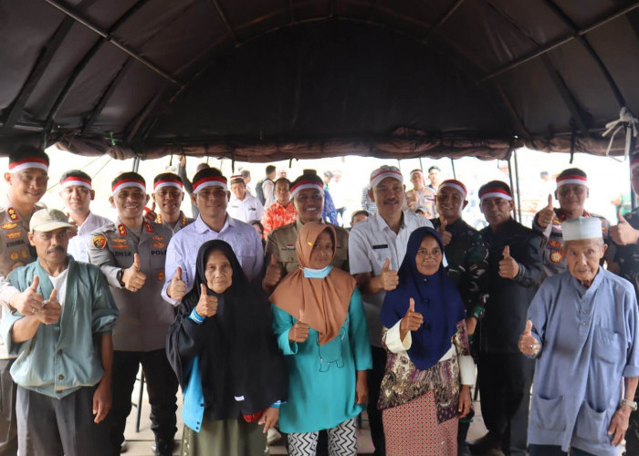 Kapolda Bengkulu Salurkan Bansos dan Bakti Kesehatan untuk Petani di Curup