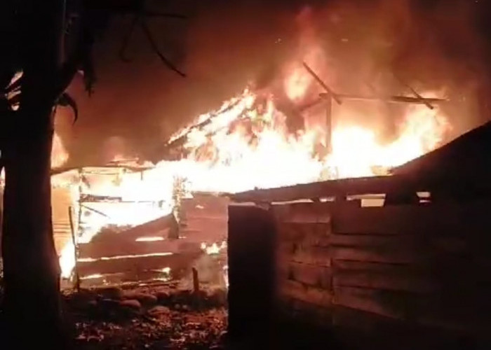 Rumah Anggota BPD di Kabupaten Seluma Ludes Terbakar
