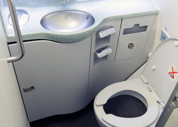 5 Alasan Penumpang Pesawat Dilarang ke Toilet Saat Take Off dan Mendarat, Bisa Terjebak dalam Toilet