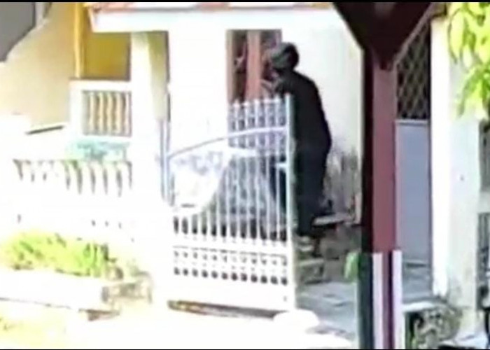 Masuk Kos-Kosan Mahasiswi, Aksi Pencuri Terekam CCTV