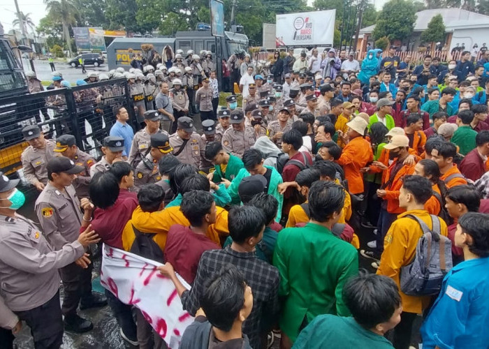 Ratusan Mahasiswa Demo Depan Gedung DPRD Provinsi