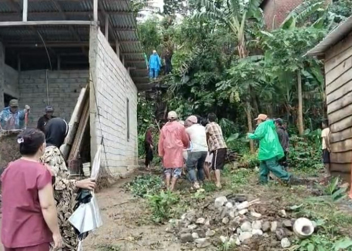 Cuaca Ekstrem, Rumah di Kepahiang Jebol Terkena Tanah Longsor 