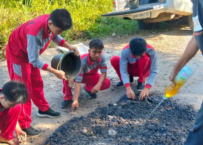 Pelajar SMKN 1 Seluma Nambal Jalan Rusak Pakai Aspal Bekas
