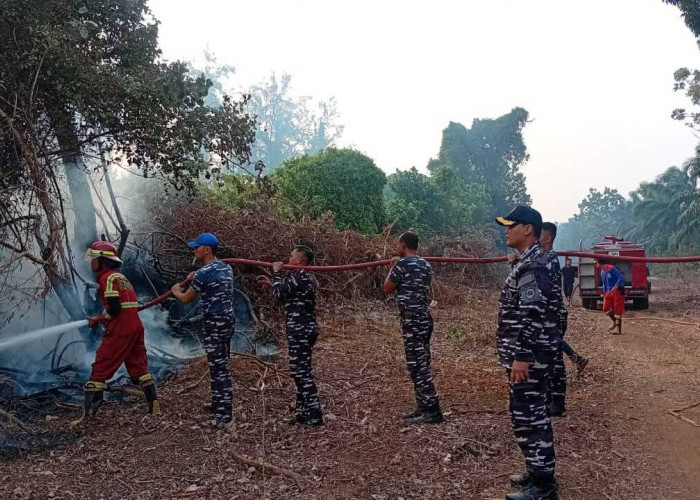 Danlanal Bengkulu Gerak Cepat Pimpin Padamkan Kebakaran Lahan di Muara Dua