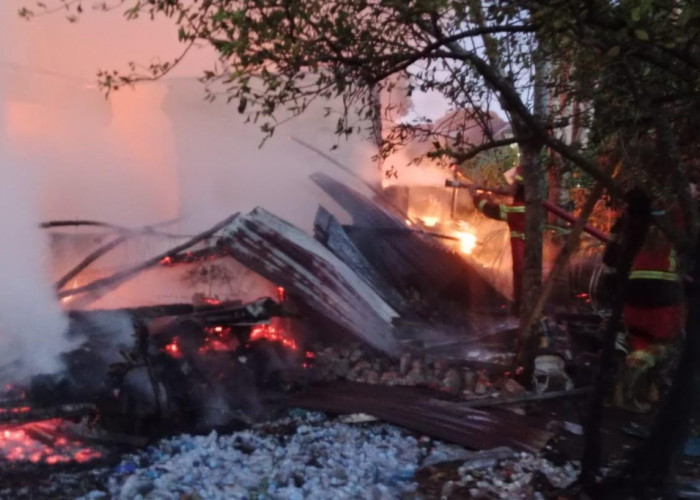Rumah Semi Permanen di Sumber Jaya Terbakar, Diduga Korsleting Listrik