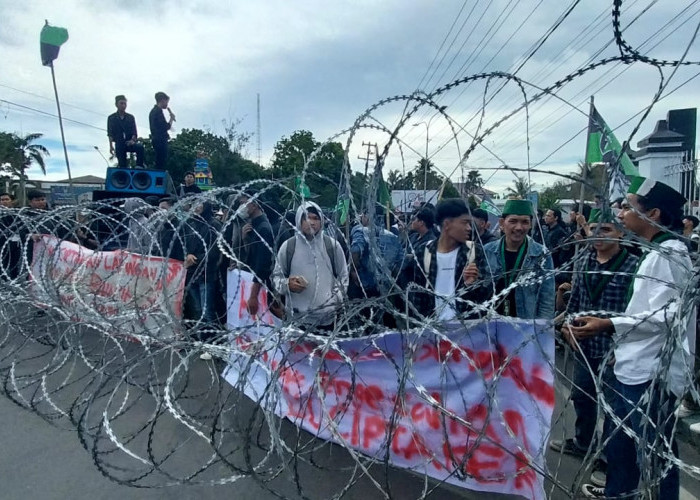 Tolak UU Cipta Kerja, Ratusan Kader HMI Cabang Bengkulu Demo di DPRD Provinsi