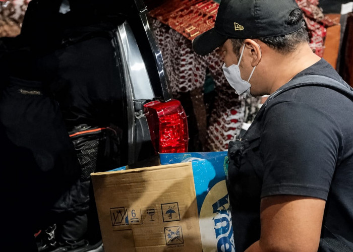 KPK Bawa 4 Koper Hasil Geledah Rumah Arif Gunadi Mantan Pj Walikota Bengkulu
