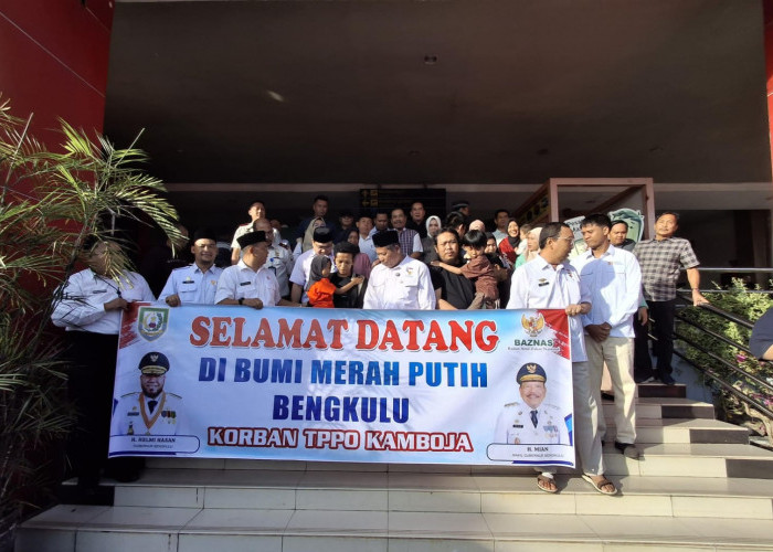 Sujud Syukur, 4 Warga Bengkulu yang Tertipu di Kamboja Tiba di Bandara Fatmawati