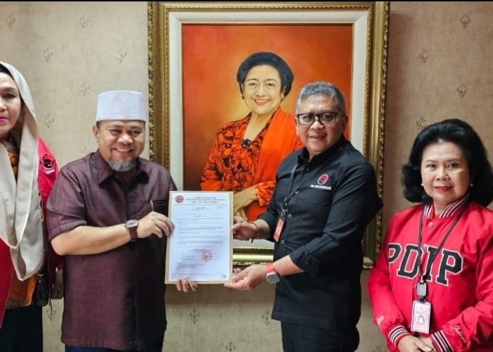  Helmi-Mian Terima Surat Tugas dari Sekjen PDI Perjuangan Hasto Kristiyanto untuk Pilgub 2024