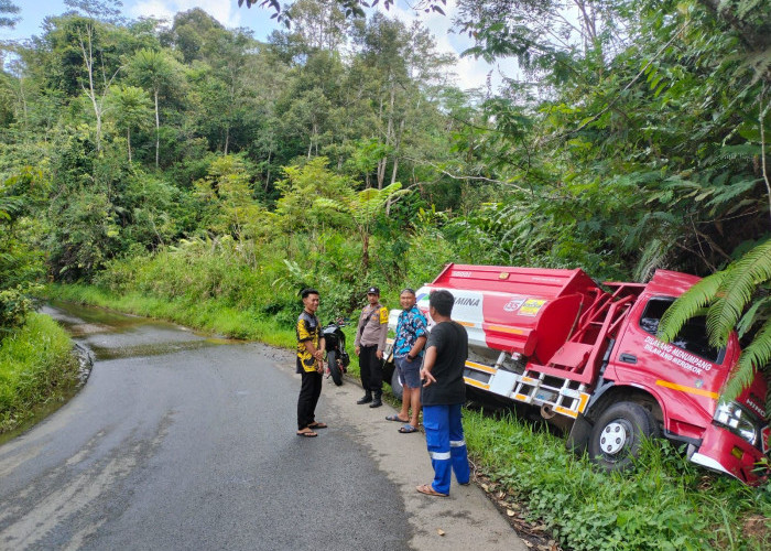 Truk Pertamina Angkut 2.000 Liter BBM Terperosok di Parit Tepi Jalan  
