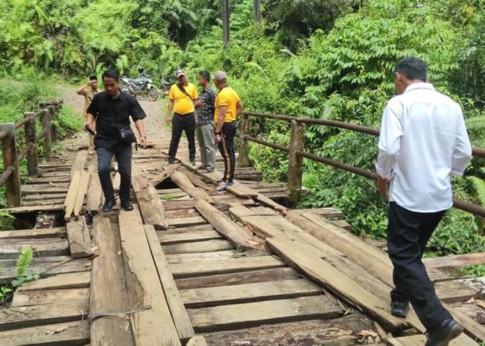 Kapolres Seluma Turun Tangan Tinjau Jembatan Air Paungan yang Rusak Parah