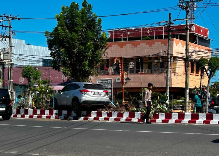 Diduga Sopir Ngantuk dan Lapar, Mobil Honda HRV di Kota Bengkulu Naik ke Atas Median Jalan