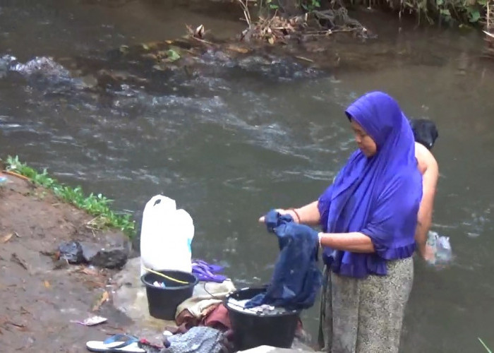 Sumur Kering, Warga di Kepahiang Jalan Kaki 2 Kilometer untuk Mandi dan Mencuci Pakaian   