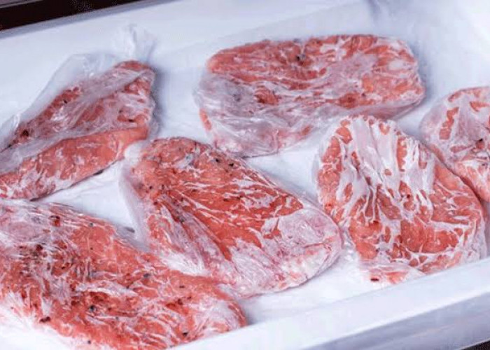 Cuci Tangan Sebelum Sentuh Daging, Berikut Beberapa Cara Menyimpan Daging Kurban Agar Tahan Lama