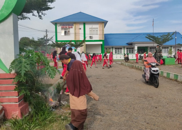 Libatkan Lintas Sektoral, Kodim 0425/Seluma Bersihkan Sampah Alun-alun Kota Tais 