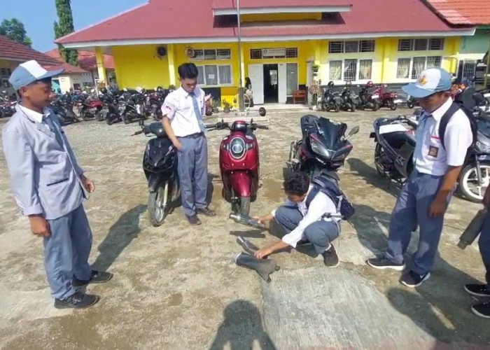 Ada yang Aneh, Siswa SMKN 2 Bengkulu Tengah yang Pakai Motor Knalpot Brong Rela Hancurkan Knalpot, Ada Apa? 