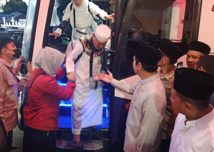 Tiba di Arga Makmur, Jemaah Haji Bengkulu Utara Disambut Haru dan Pelukan Bupati Arie