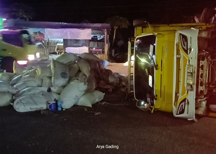 Overload Muat Sekam Padi, Truk Terguling di Bawah Jembatan Fly Over Seluma
