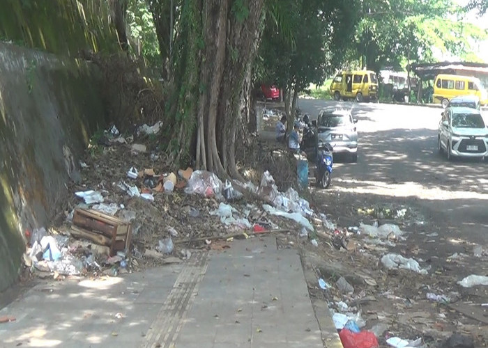 Pasca Festival Tabut, Sampah Pedagang Masih Berserakan di Tepi Jalan 