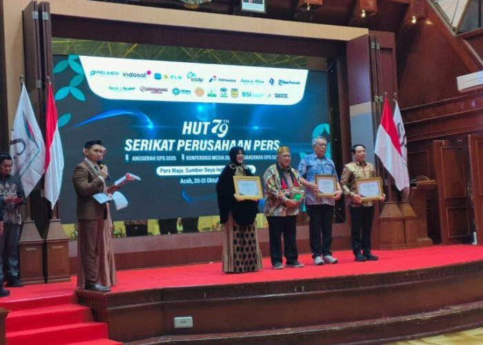 Wali Kota Bengkulu Dedy Wahyudi Terima Penghargaan Lontar Awards 2025 di HUT Serikat Perusahaan Pers ke-79