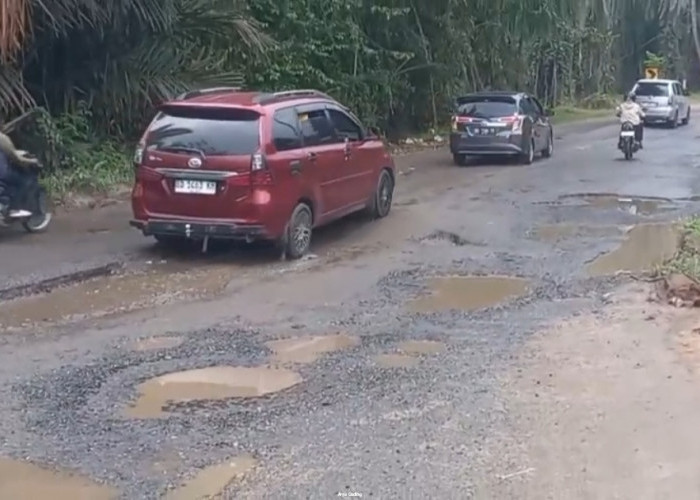 Gara-gara Rebutan Jalan Mulus, Dua Mahasiswi UIN Bengkulu Tersungkur Masuk Lubang Galian di Seluma