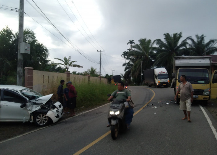 Yaris Tabrakan dengan Truk Muatan Ayam Potong. Begini Kondisi Sopir dan Penumpangnya 