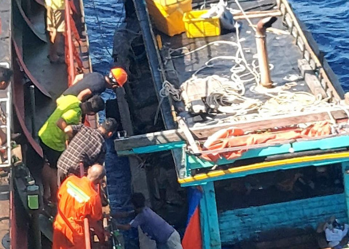 Foto-Foto Proses Proses Evakuasi KM Althaf Asal Bengkulu yang Ditarik Menuju Pelabuhan Krui Lampung