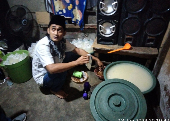 Pakai Peci Hitam Pria Ini Bungkus Minuman Tuak, Akhirnya Diringkus Polisi 