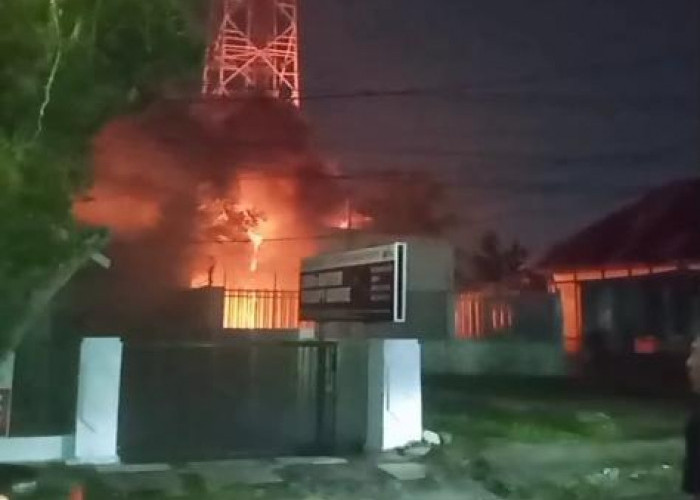 Heboh, Tower Telkomsel di Pasar Baru Terbakar