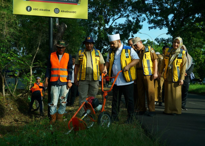 Gubernur Bawa Mesin Potong Rumput dan Tebas Ilalang Sepanjang Jalan Jenggalu Lingkar Barat