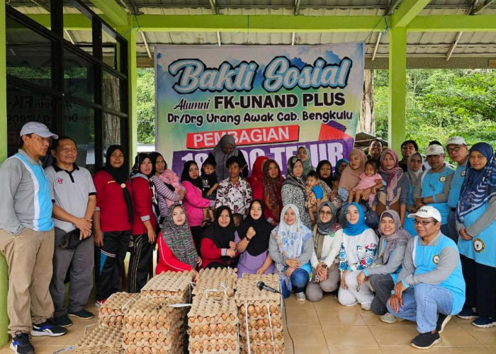 Cegah Stunting, 8 Desa di  Bengkulu Tengah Terima Bantuan Telur dari Alumni FK Universitas Andalas   