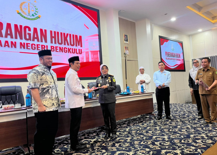 Penyesuaian UU KUHP Baru, Kejari Bengkulu Serahkan Legal Opinion Penataan Perda ke Pemkot dan DPRD