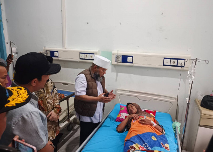 Helmi Hasan Sambangi Pasien RSUD Arga Makmur, Pesannya ke Perawat Bikin Tersentuh