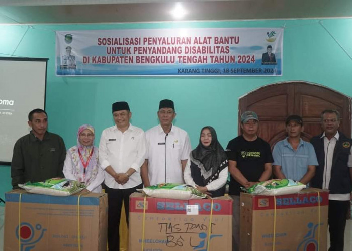 Dinas Sosial Bengkulu Tengah Beri Bantuan Kursi Roda Bagi Penyandang Disabilitas 