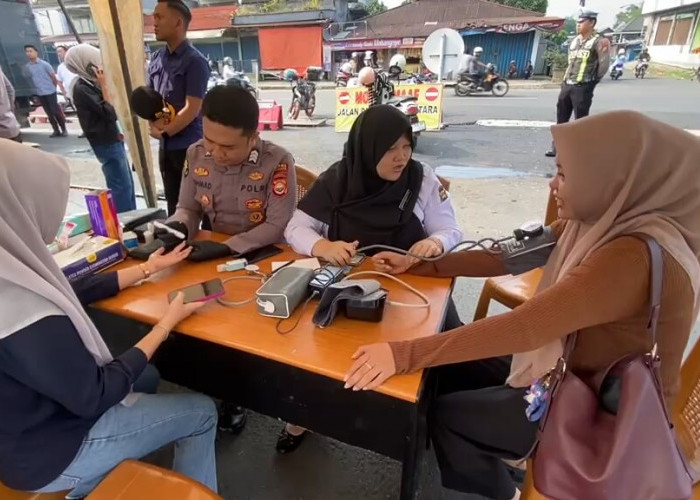 Polres Kepahiang Buka Posko Cek Kesehatan Gratis dan Pasar Murah di Terminal