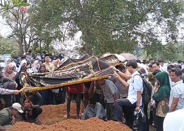 Ratusan Orang Antar Pemakaman Fahrah di TPU Padang Cengkeh Sukarami