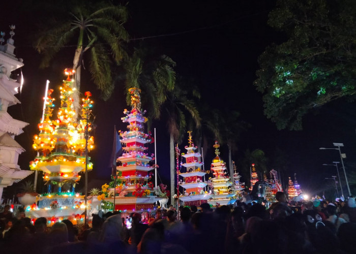 Ribuan Masyarakat Ramaikan Tabut Besanding Kamis Malam