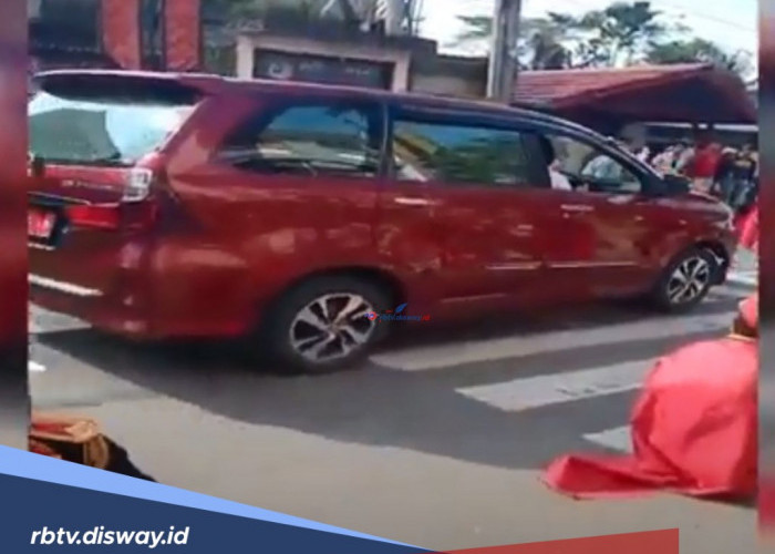 Mobil Dinas Plat Merah Ini Dilempar Massa Lantaran Terobos Lomba Gerak Jalan dan Drum Band Hut RI ke-79 