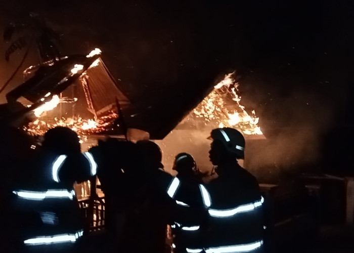 Rumah di Lingkar Barat Ludes Terbakar, Api Begitu Cepat Membesar