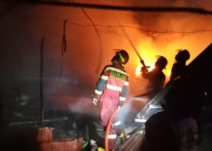 Rumah dan 4 Unit Sepeda Motor Terbakar di Kota Bengkulu, Warga Berjibaku Selamatkan Pemilik Rumah yang Stroke