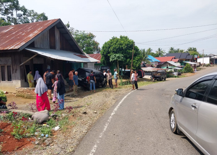 Avanza Tabrak Teras Rumah di Lubuk Pinang, Dua Warga Terluka