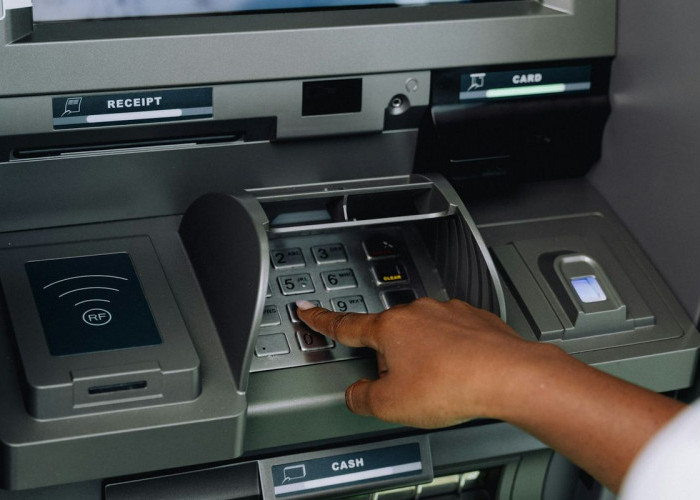 Super Mudah dan Praktis, Begini Cara Tarik Tunai Tanpa Kartu di ATM BRI dan Mandiri
